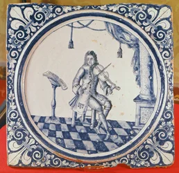 Piastrella raffigurante un violinista, da Rouen, 1706